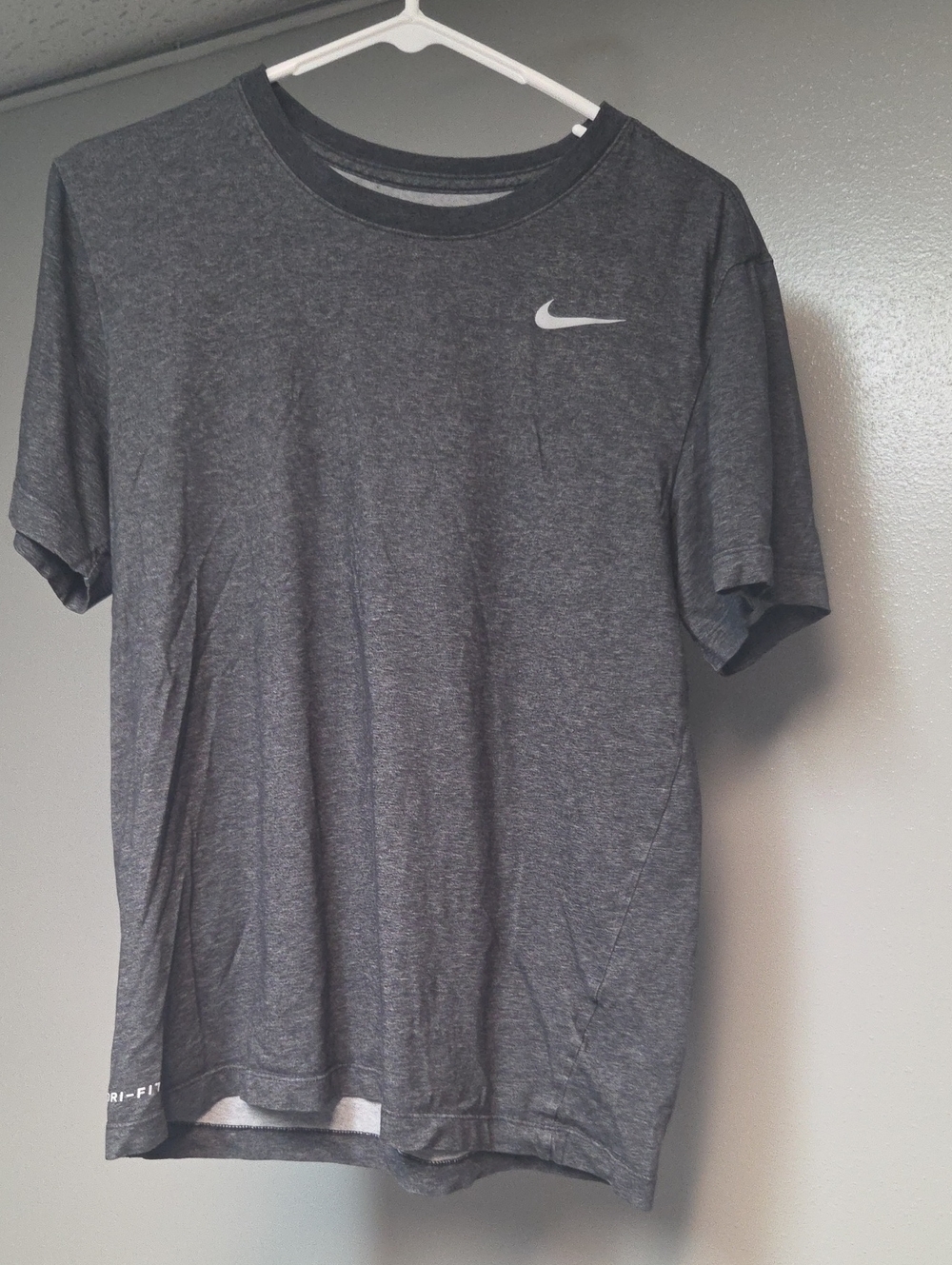 Nike Men’s Dark Gray Short Sleeve Performance Tee with White Swoosh